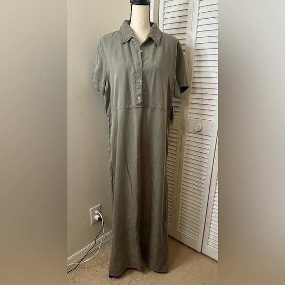 Valerie Stevens Dresses & Skirts - Valerie Steven’s Green Collared Button Up Tencel Maxi Dress.  Size Large